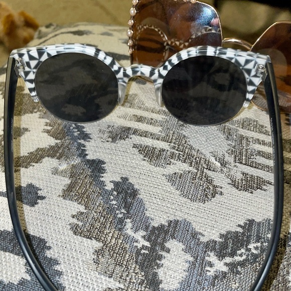 ๐ถ๐ Ladies Fashion Sunglasses Bundle ๐ถ๐ - Picture 2 of 6